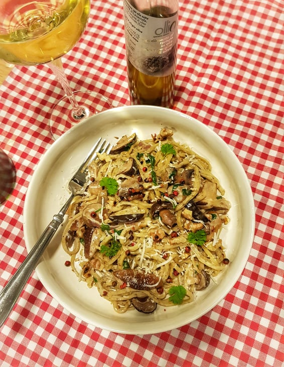 Spagetti w sosie śmietanowo-grzybowym z oliwą truflową